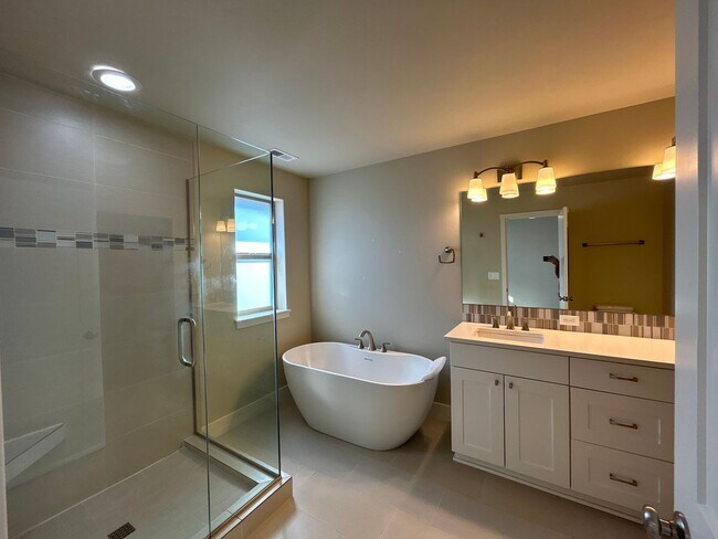 Building Photo - Beautiful 3 Bedroom Home in Tuscany Pines