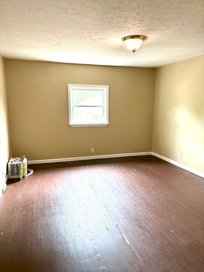 Building Photo - 3 bedroom 2 bath house for rent
