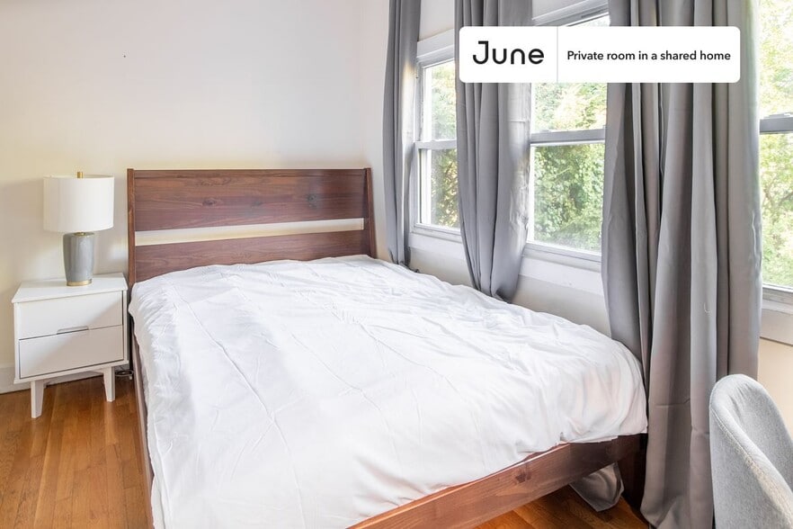 Building Photo - Room in Shared 5 bed/1 bath home in Mission Hill