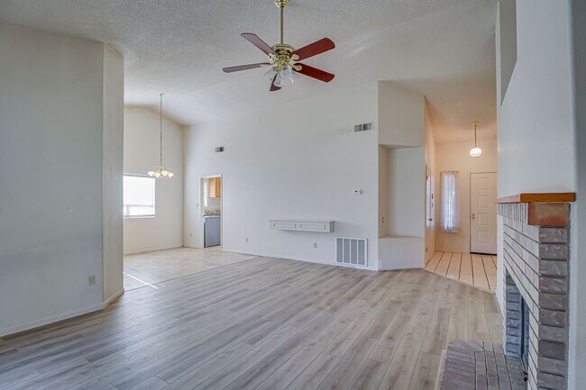 Building Photo - Spacious Home in SW Bakersfield!