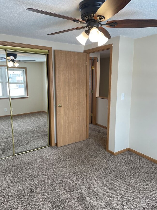 Building Photo - 2 Bedroom, 1 Bath Townhouse in LeClaire, IA