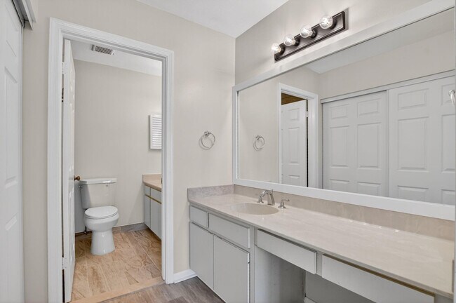 Building Photo - 596 SE 20th Ave