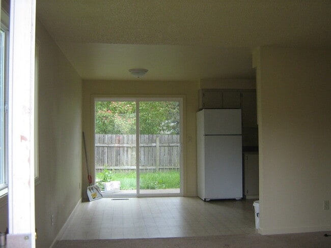 Building Photo - 2 bedroom 1 bath single level duplex