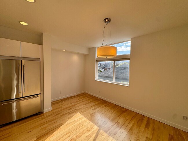 Building Photo - Beautiful West Seattle Townhome