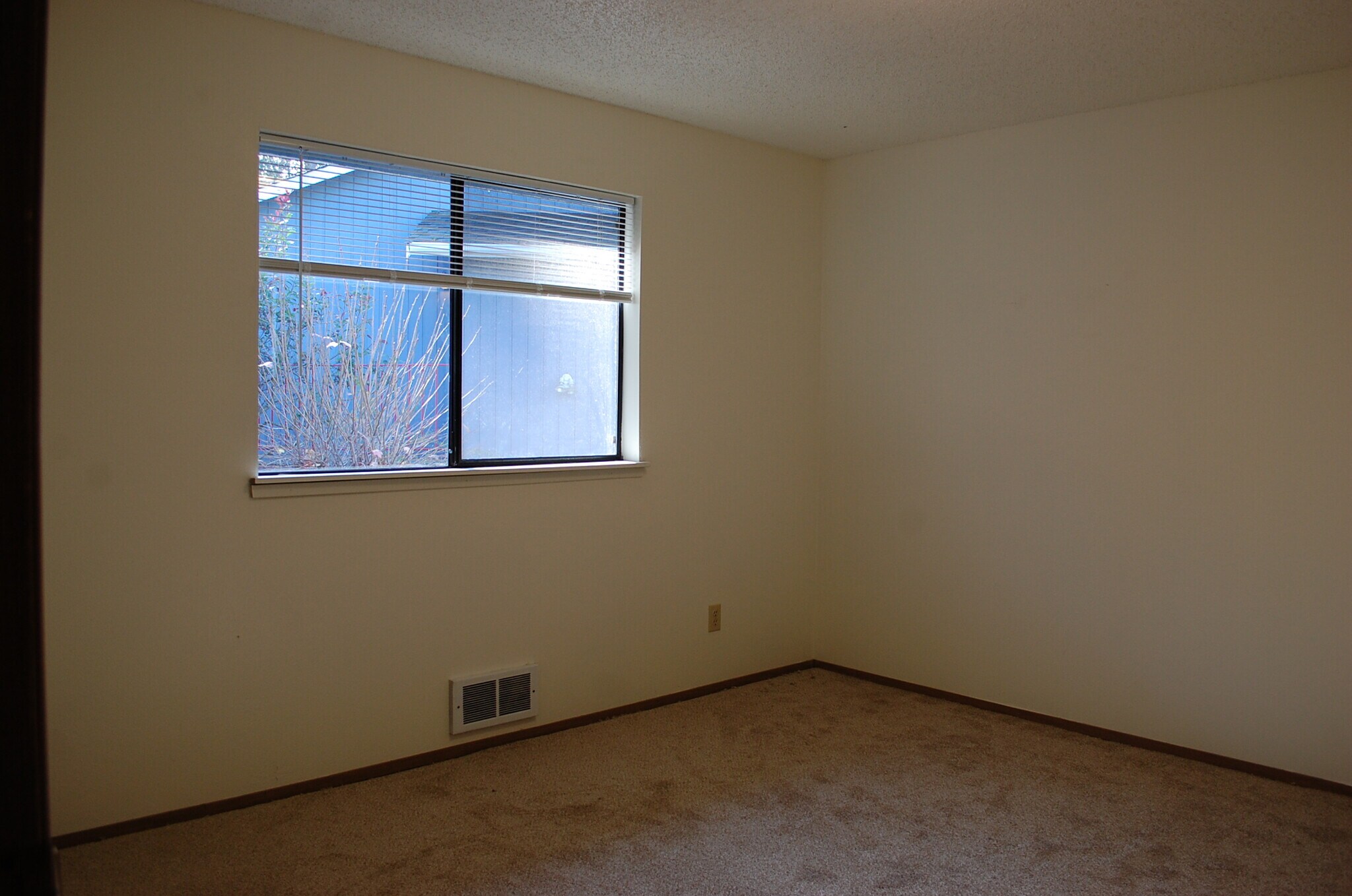 Building Photo - 108 Kensington Ave S