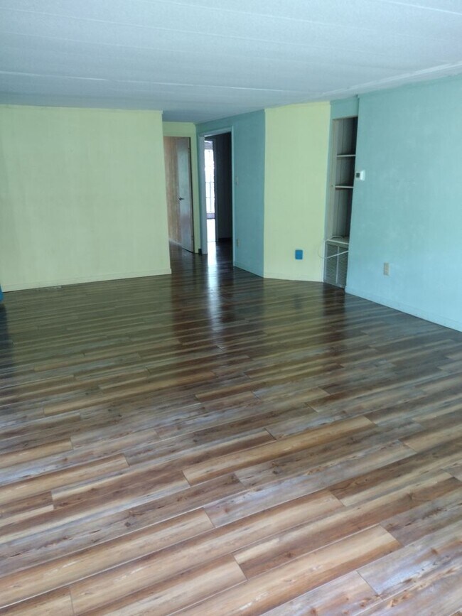 Building Photo - 2 bedroom 2 bathroom Lake House with a bonus room