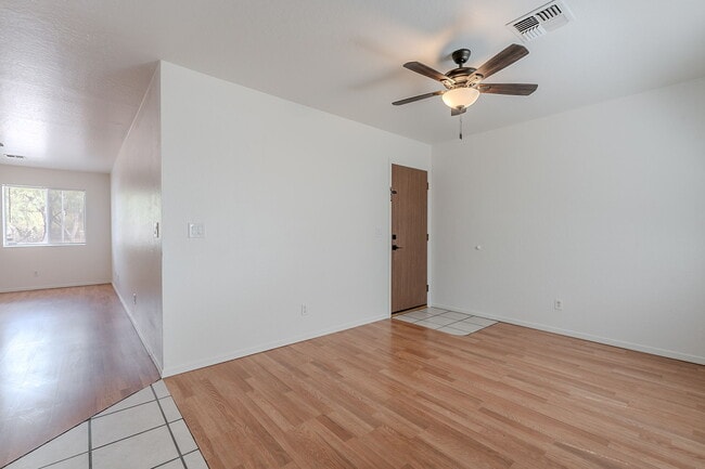 Building Photo - 402 N 101st Pl