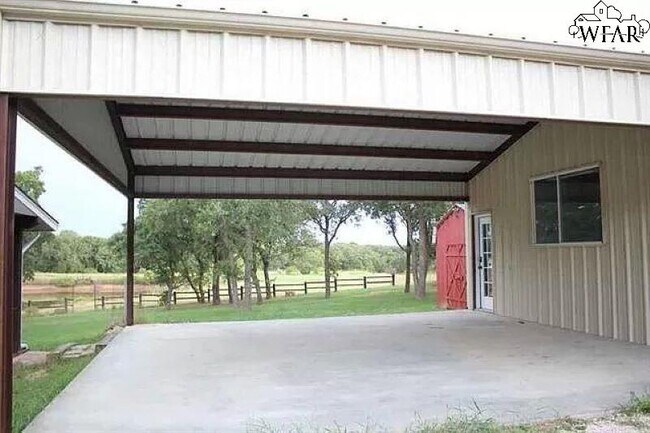 Building Photo - 126 Country Club Dr