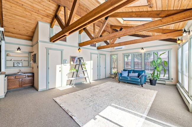 Building Photo - 44 Monroe St