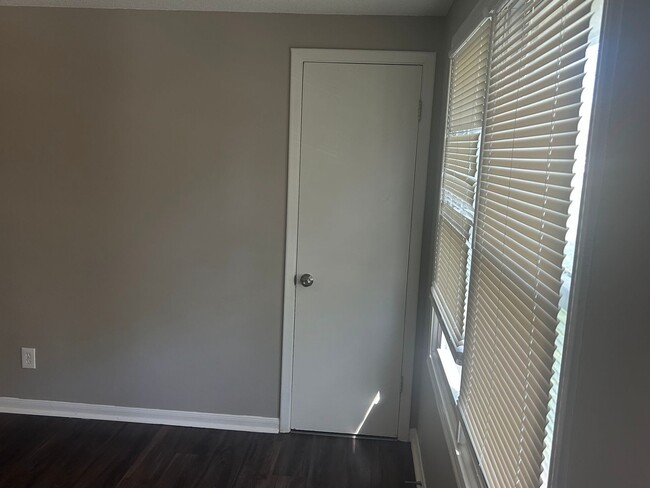 Building Photo - AVAILABLE NOW! Beautiful 3 Bedroom Home in...