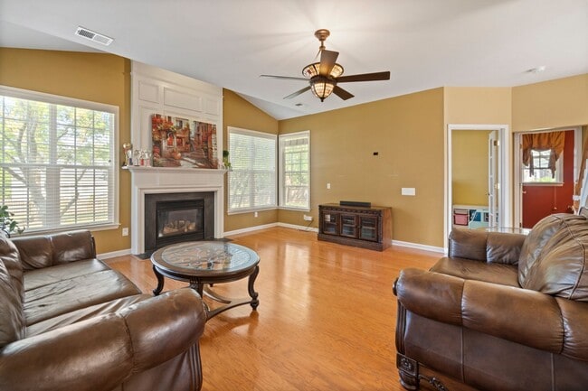 Building Photo - Beautiful 4 Bedroom, 2.5 Bath in Ballantyn...