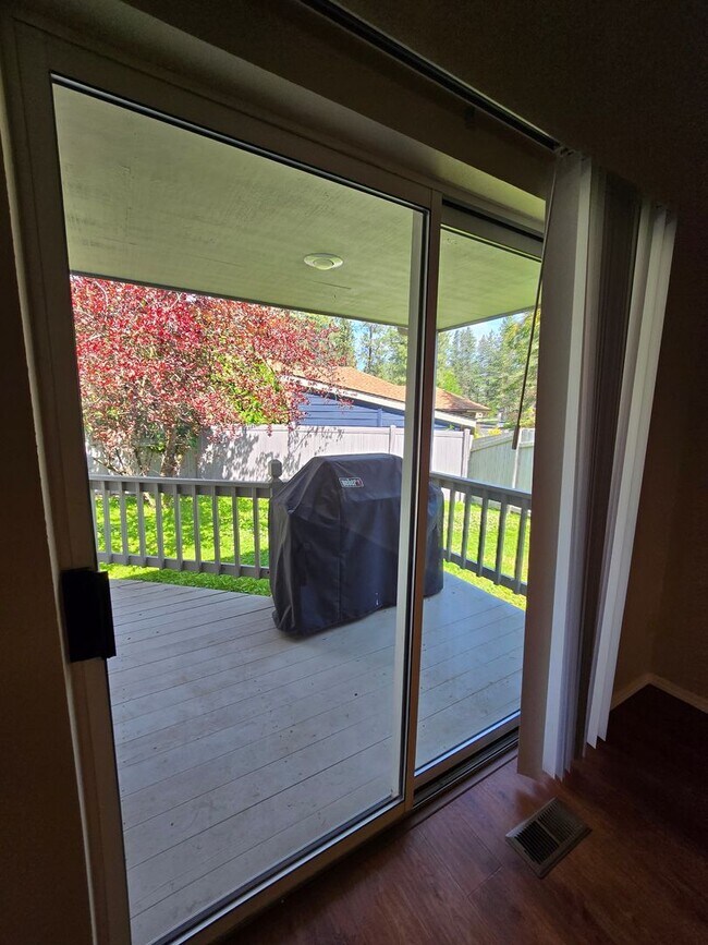 Building Photo - Cute home in the Great Brentwood Forest Ne...