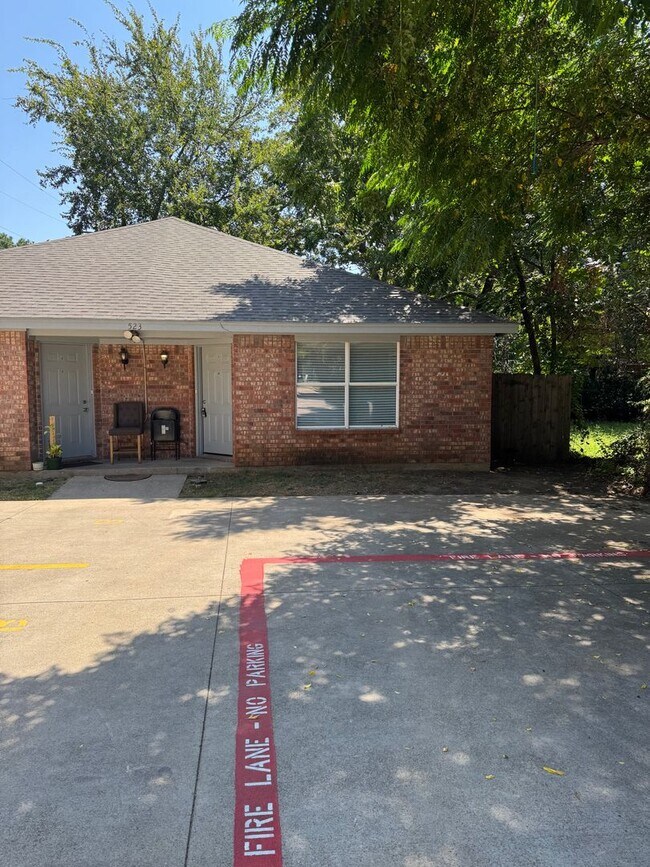 Building Photo - 523 Oakwood Ln