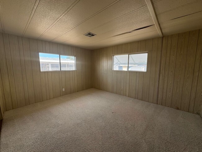 Building Photo - Spacious Rental in Bullhead City