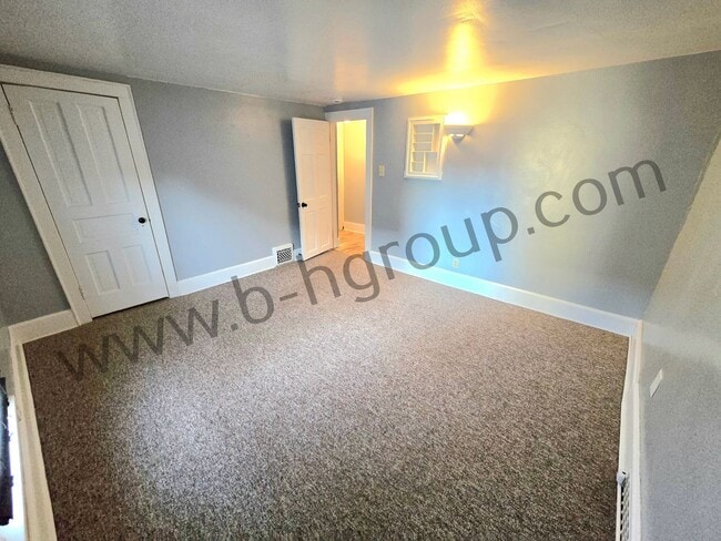 Building Photo - 405 61st St