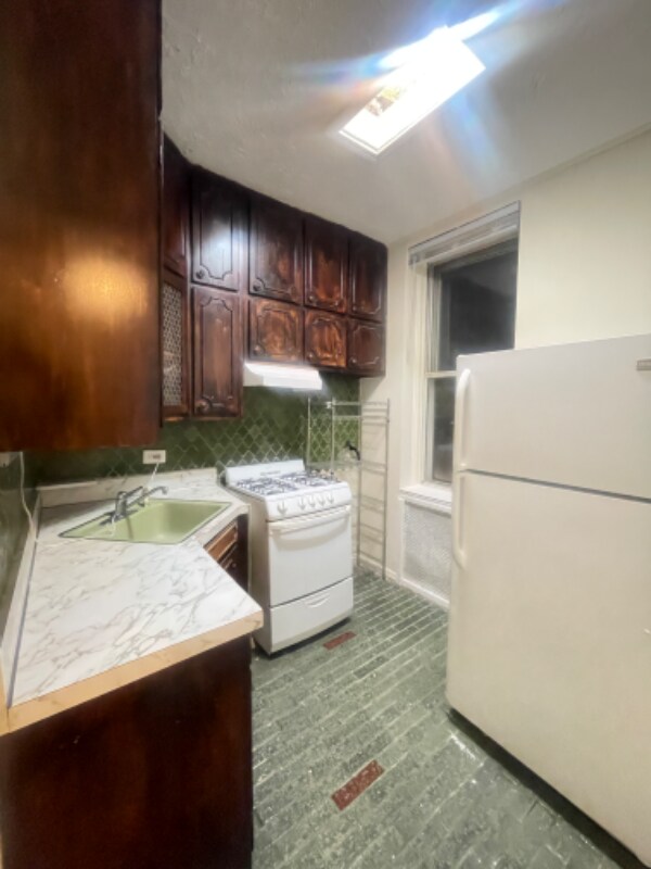 Primary Photo - 1061 E 92nd St