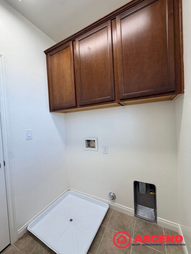 Building Photo - Beautiful 4 Bedroom Located in HOA!