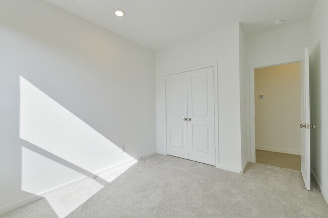 Building Photo - 5815 Linda Cv Ln