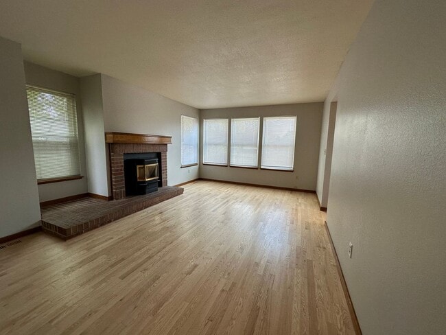 Building Photo - Finished Basement!