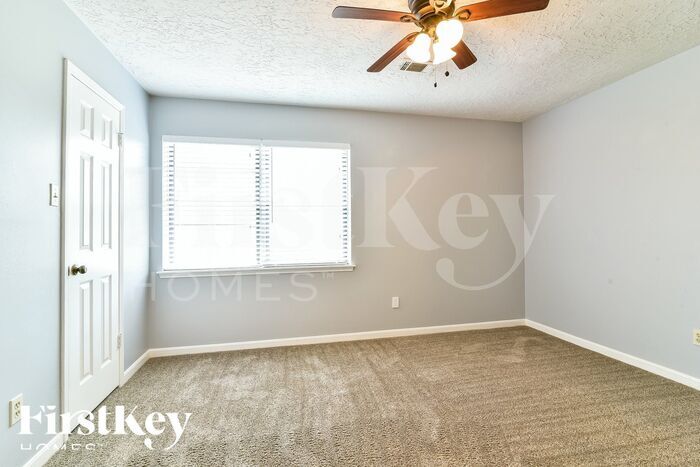 Building Photo - 11715 Parkriver Dr