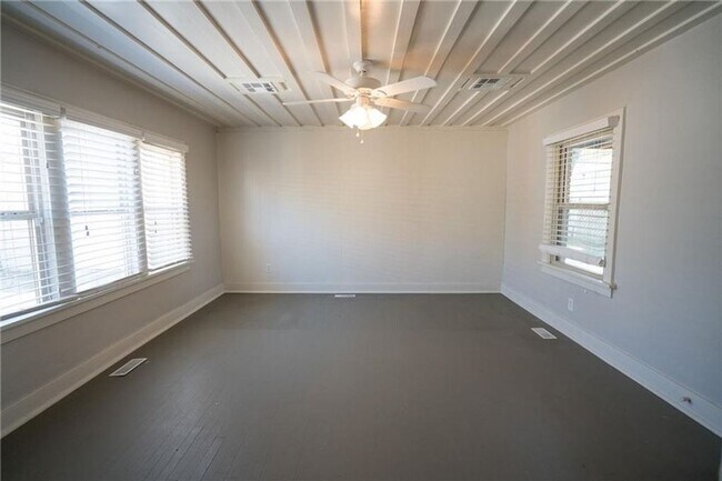 Building Photo - Home in Crestwood + Near Plaza + 3 bedrooms + 2 bathrooms