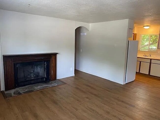 Building Photo - 2 bedroom 1 bathroom duplex with backyard ...