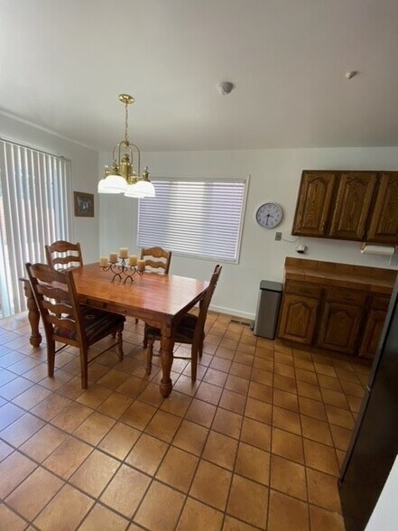 Building Photo - 545 S Valley View Dr