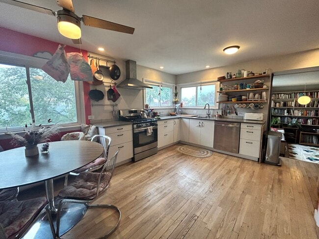 Building Photo - $0 DEPOSIT OPTION. Quaint 2 Bed, 1 Bath Ra...
