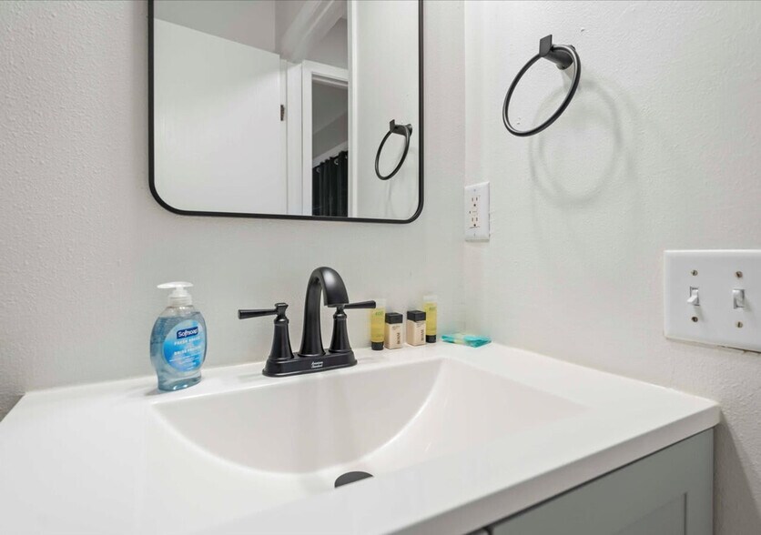 Building Photo - 1217 E Wilson St