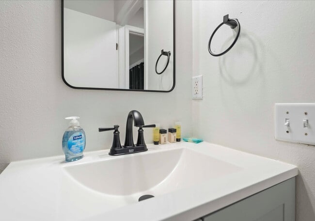 Building Photo - 1217 E Wilson St