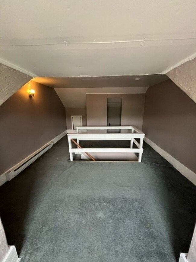 Building Photo - 2 Bedroom 1 Bath