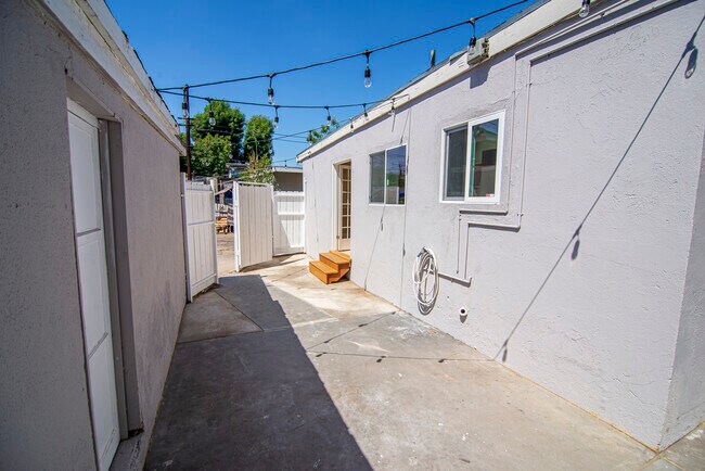 Building Photo - 156 W Linden Ct