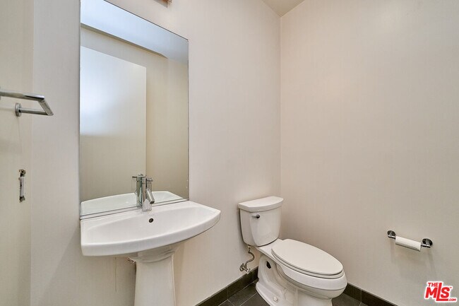 Building Photo - 3223 W 6th St