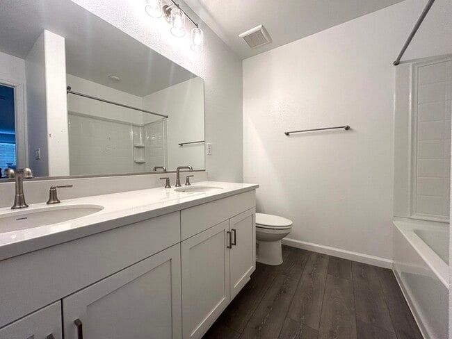 Building Photo - Beautiful Newer 4 Bedroom 3 Bathroom with ...