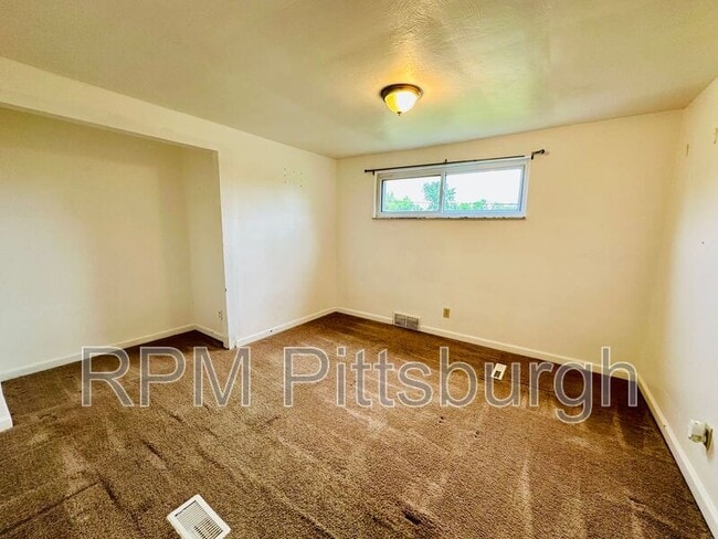 Building Photo - 319 Elfort Dr