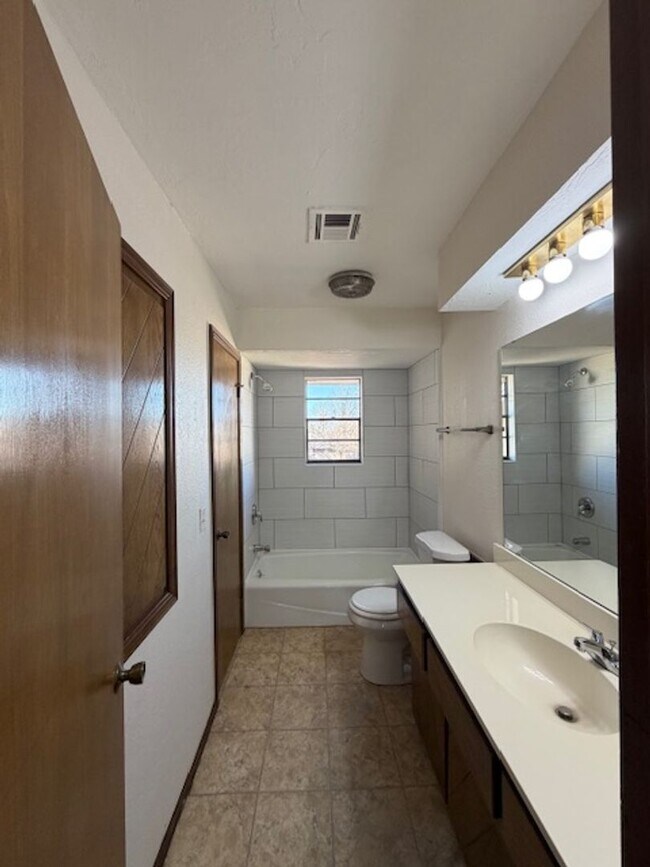 Building Photo - Spacious 2 bed/2.5 Baths - Duplex in the Surrey Hills Addition