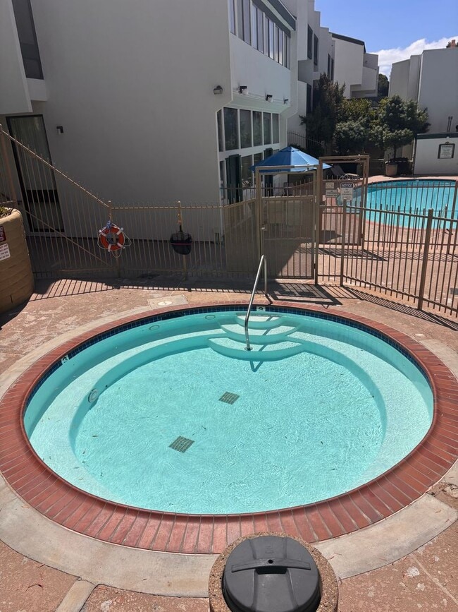 Building Photo - Bay Ho 3 Bd 2 Ba Corner first level Condo for lease