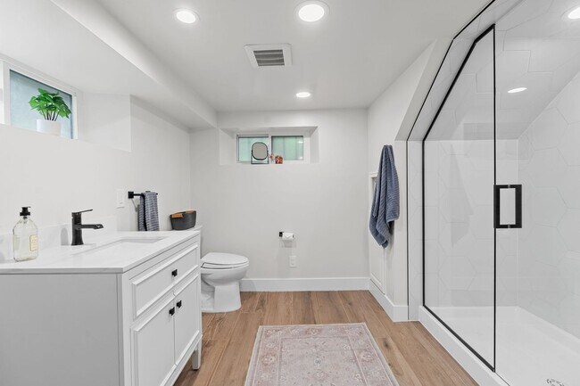 Building Photo - Stunning 4 Bed 2 Bath Home across the Stre...