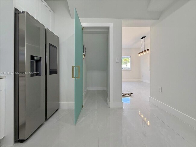 Building Photo - 927 SW 18th Ave