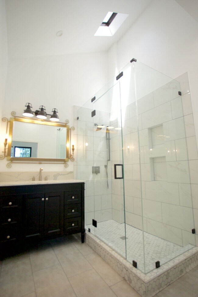 Building Photo - 2119 Hyperion Ave