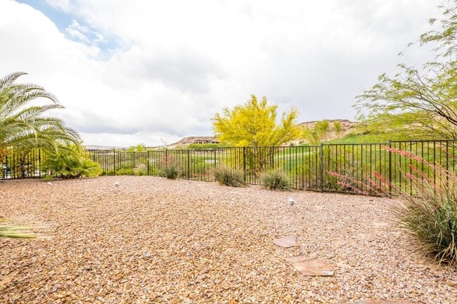 Building Photo - Live The Red Rock Country Club Lifestyle!!