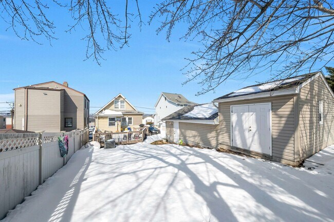 Building Photo - 632 Chase Ave