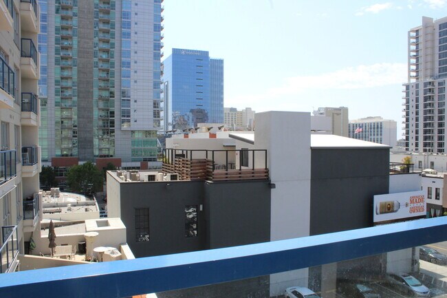Building Photo - Gorgeous Studio w/ Upgraded Kitchen, A/C &...