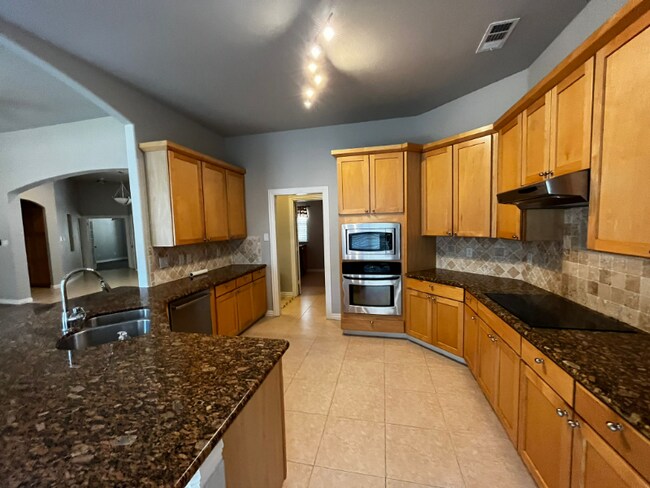 Building Photo - 1011 Drake Dr