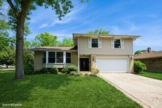 Building Photo - 2102 E Robinhood Ln