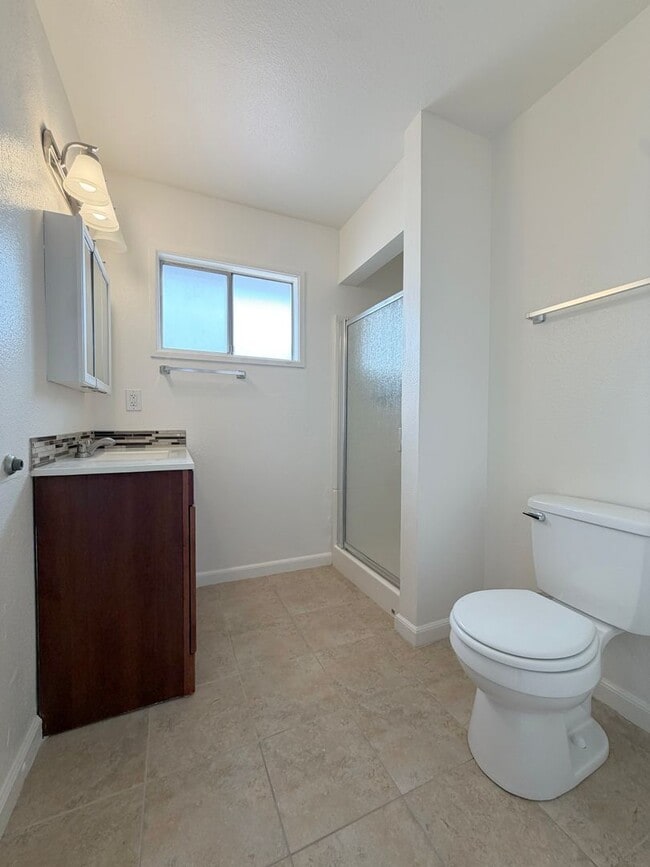 Building Photo - Experience the perfect blend of comfort and convenience