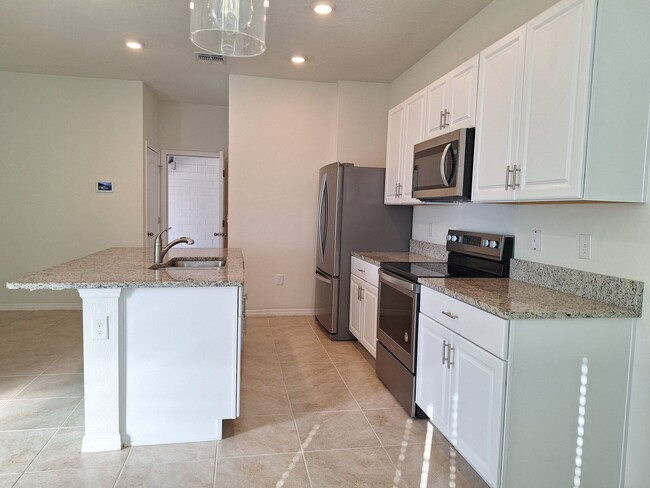 Building Photo - 3BR 2.5BA VENETIAN BAY TOWNHOME