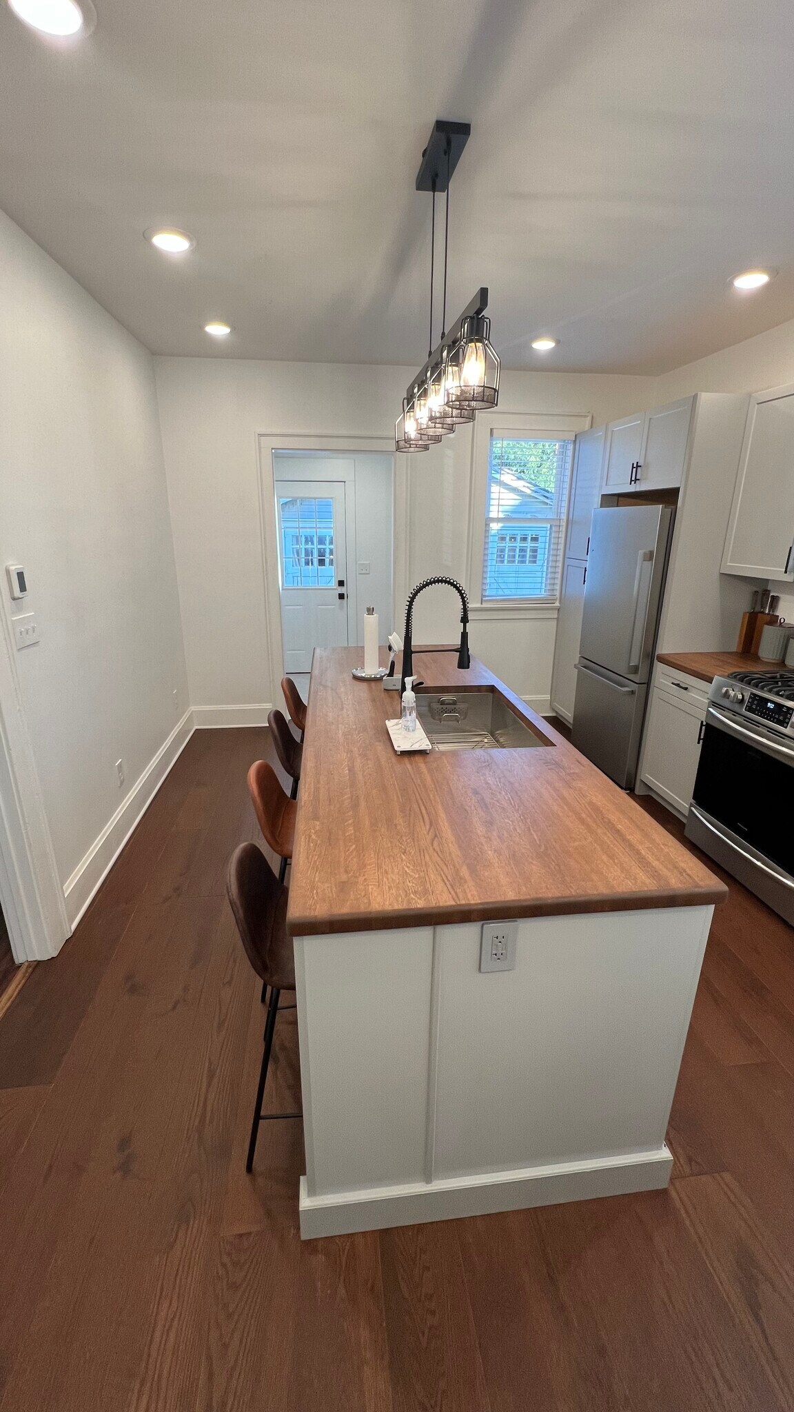 8' Island - 3044 Minot Ave