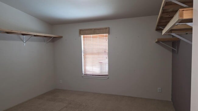 Building Photo - 3 bedroom, 1 3/4 bath home in Hoquiam on t...