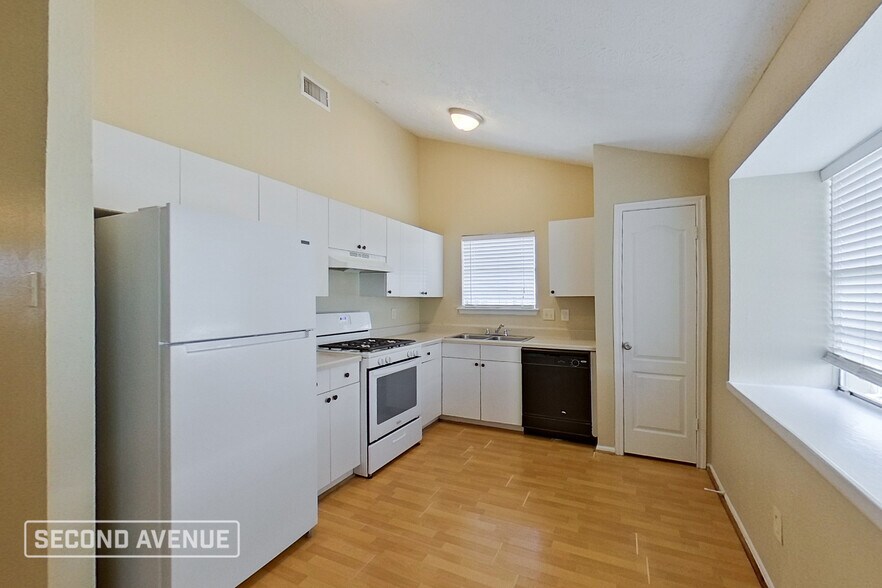 Building Photo - 10803 Thorncliff Dr